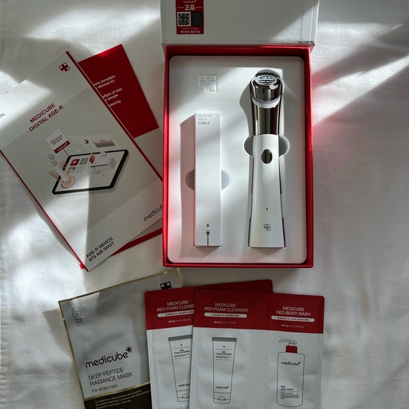 NWT 100 % authentic medicube device AG-R ATS Air shotcomes with 3 free samples